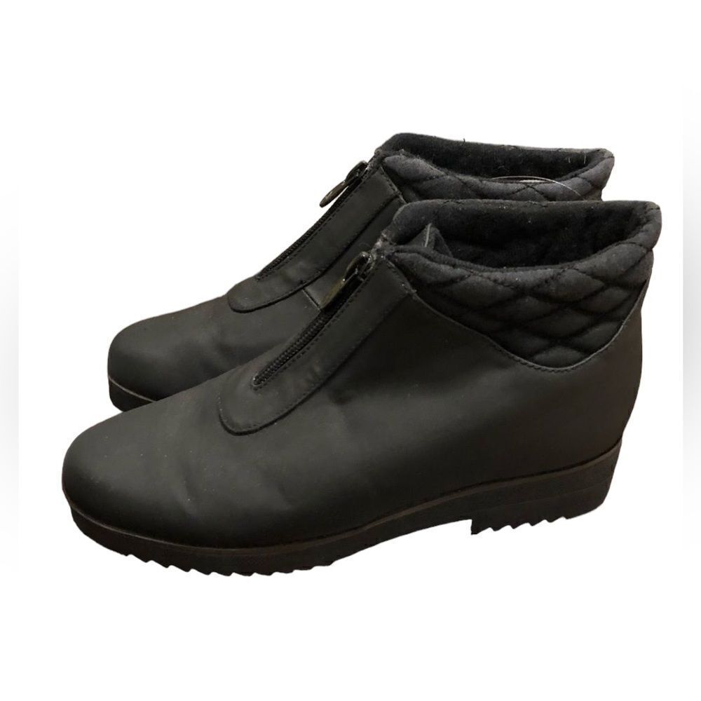 Naturalizer black slip on winter boots. Size 6.5.‎